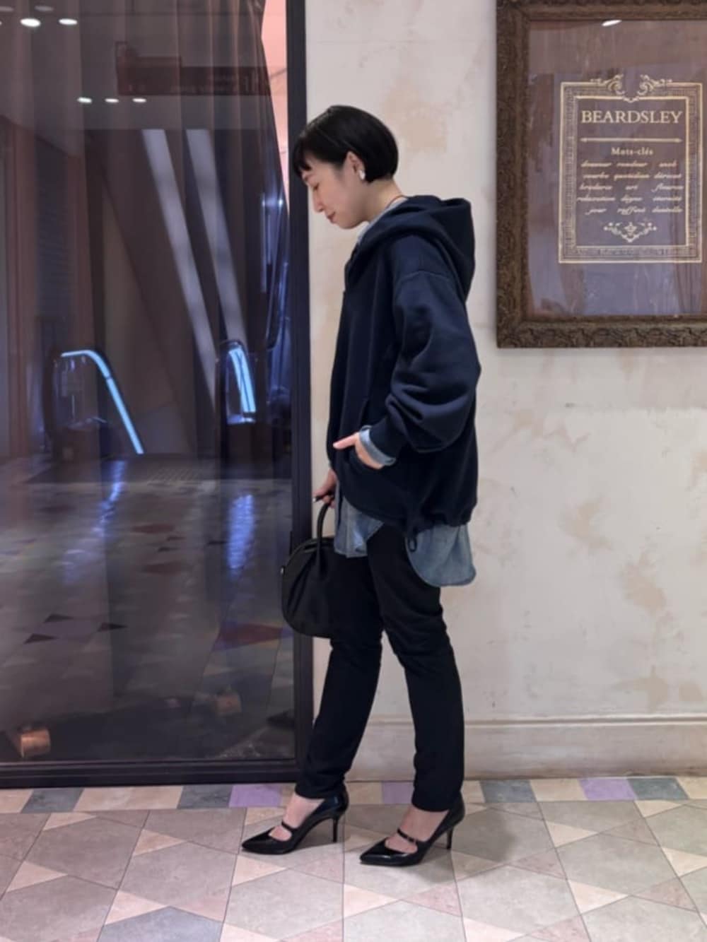 ブルー系のシャツ/ブラウス、ブルー系のパーカーを着用したレディースの春コーディネートの4枚目の写真