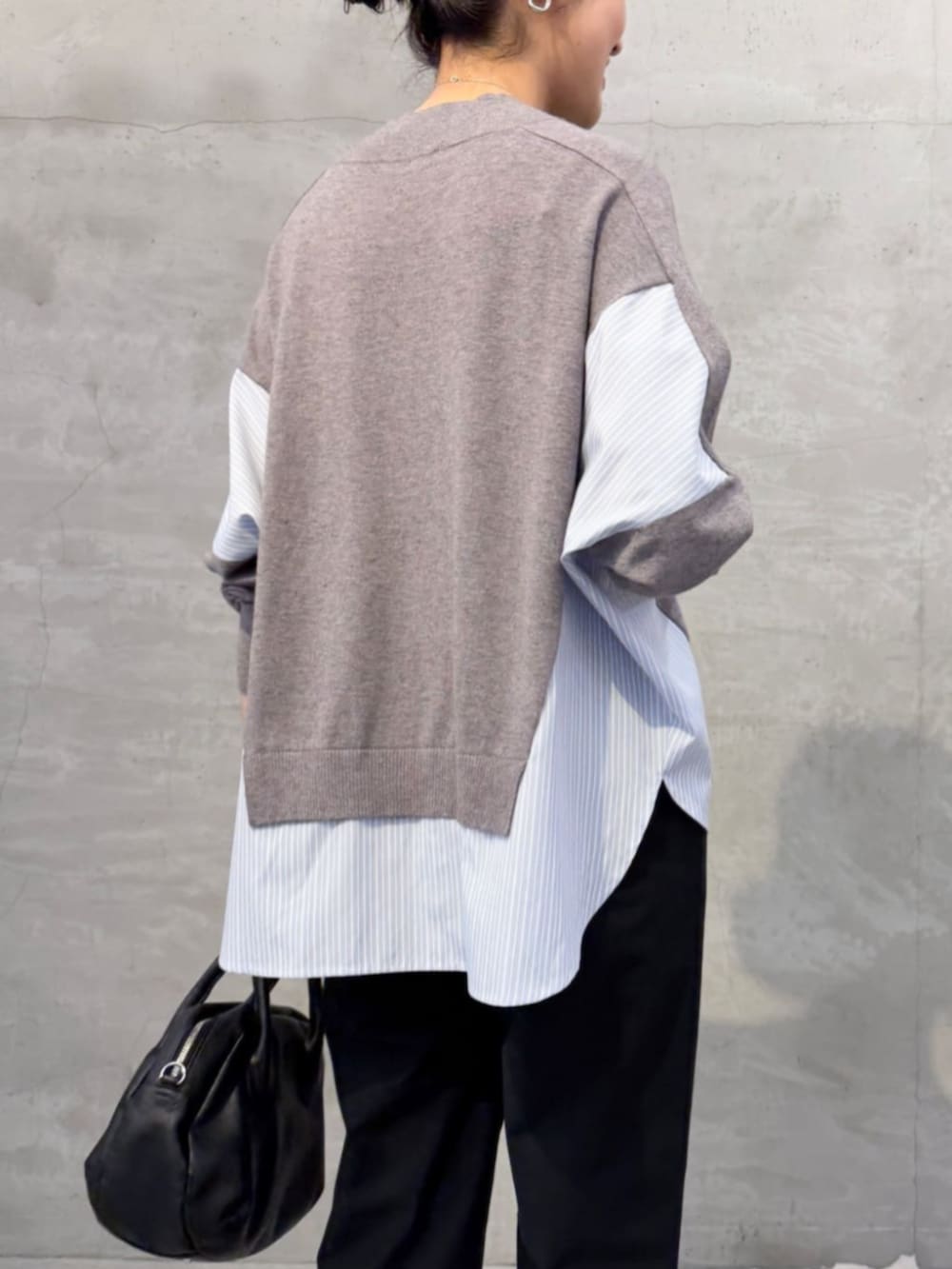 グレー系のニット/セーター、ブラック系のその他パンツ、ブラック系のローファーを着用したレディースの秋コーディネートの4枚目の写真