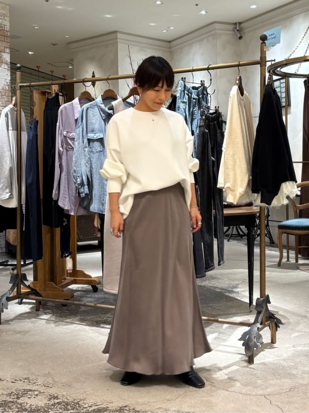 グリーン系のスカート、ホワイト系のTシャツ/カットソーを着用したレディースの冬コーディネートの3枚目の写真