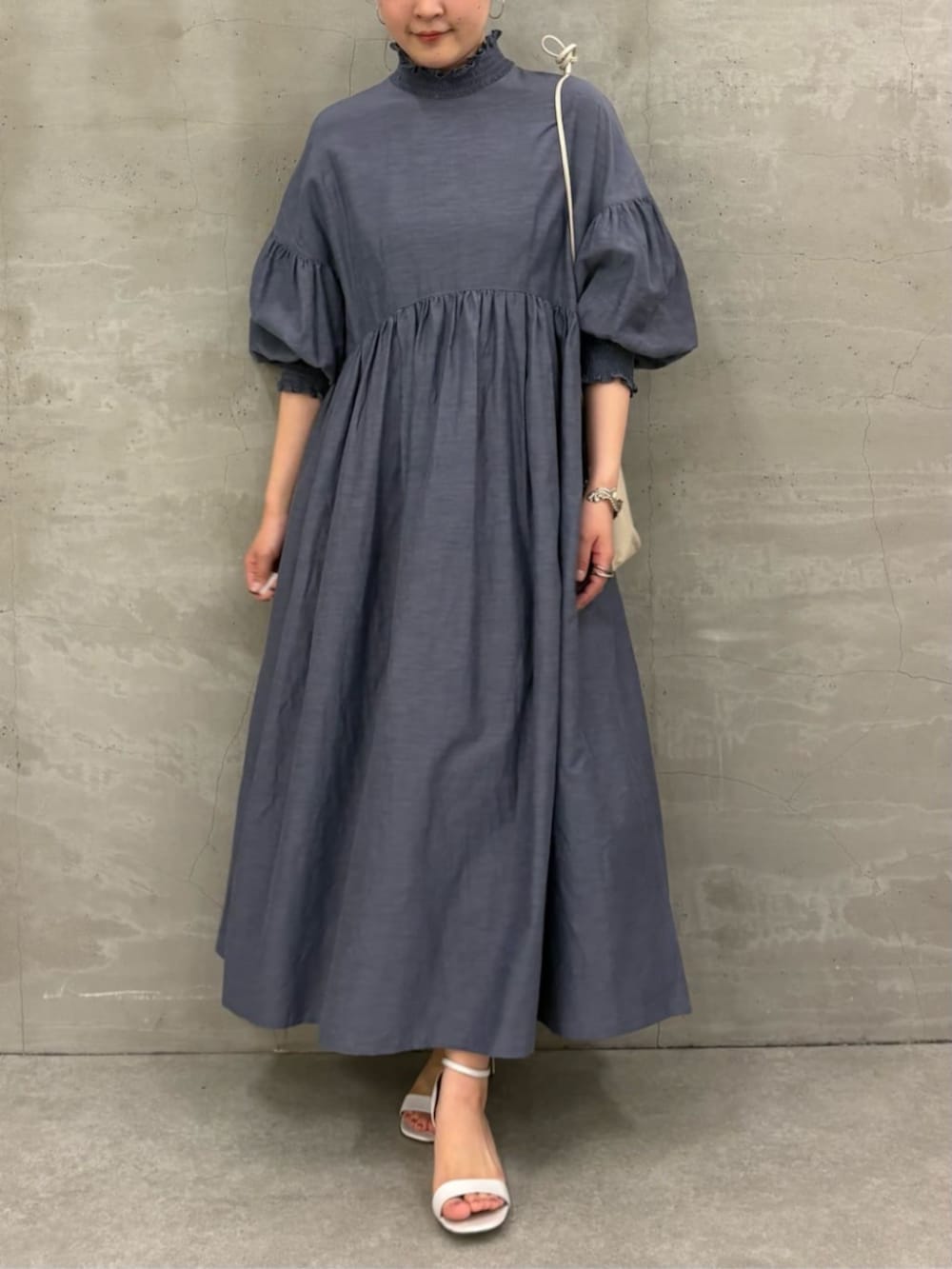 グレー系のワンピースを着用したレディースの冬コーディネートの5枚目の写真