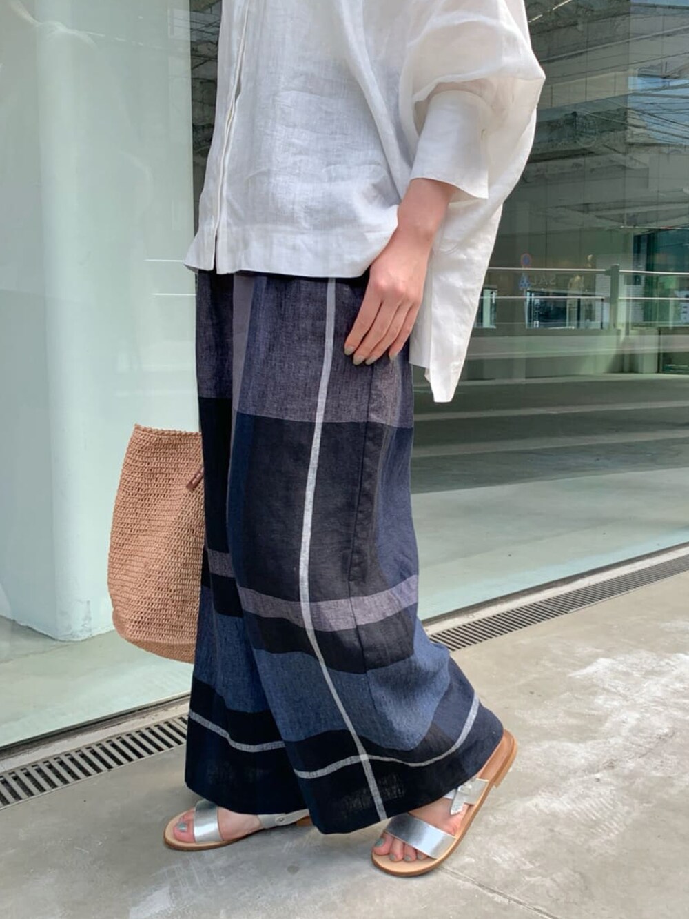 ブルー系のその他パンツ、ホワイト系のシャツ/ブラウスを着用したレディースの夏コーディネートの4枚目の写真