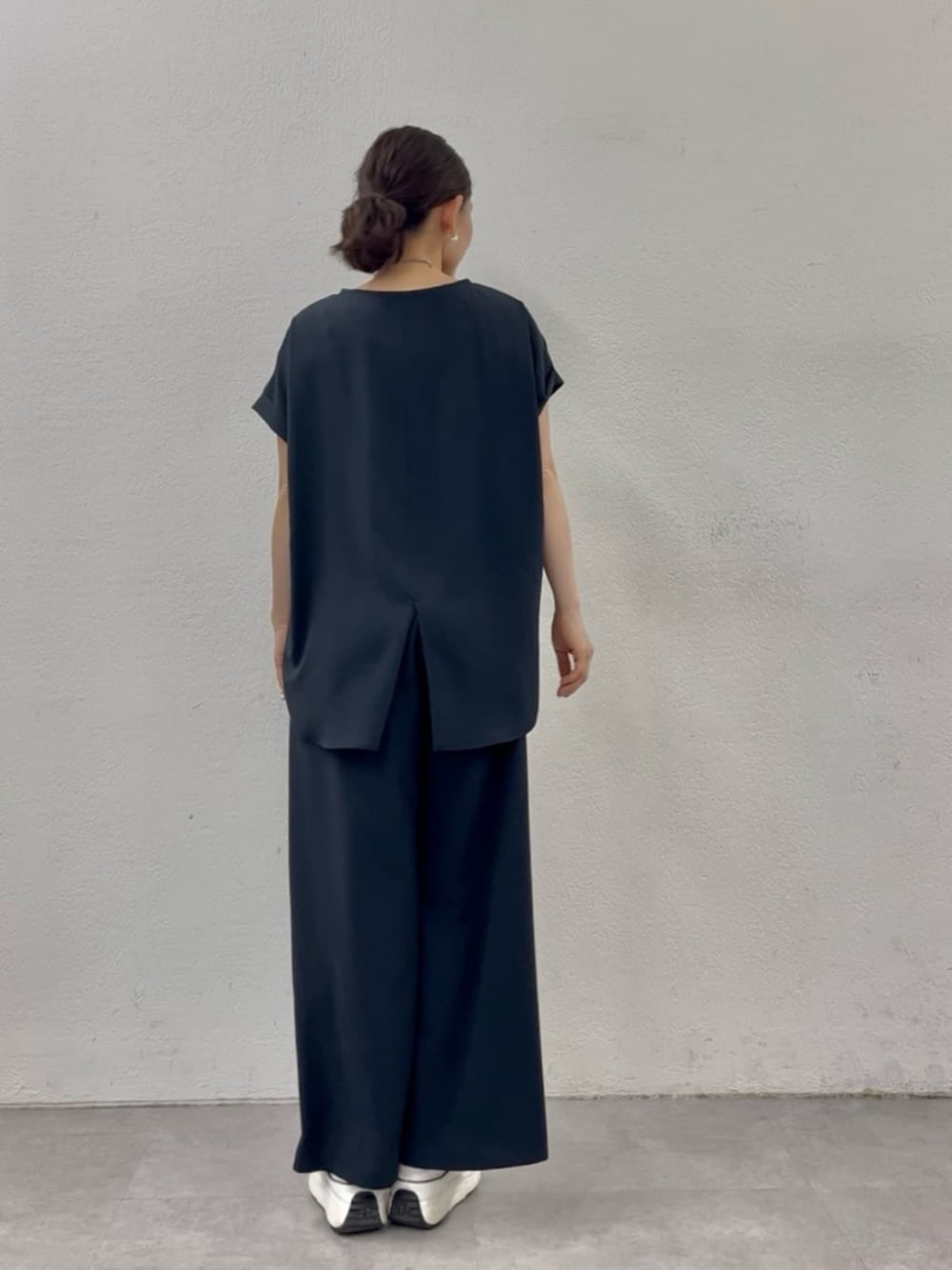 ブルー系のその他パンツ、ブルー系のシャツ/ブラウスを着用したレディースの春コーディネートの7枚目の写真