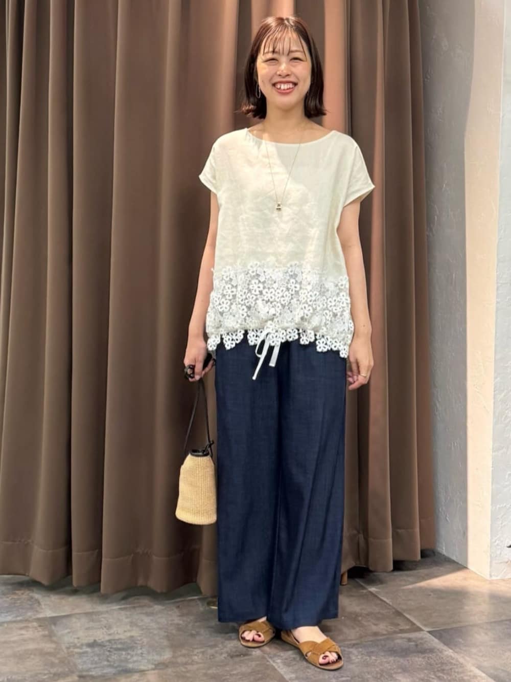 ブルー系のその他パンツ、ホワイト系のシャツ/ブラウスを着用したレディースの春コーディネートの2枚目の写真
