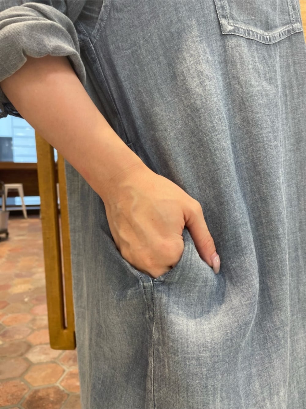 ブルー系のワンピースを着用したレディースの冬コーディネートの5枚目の写真