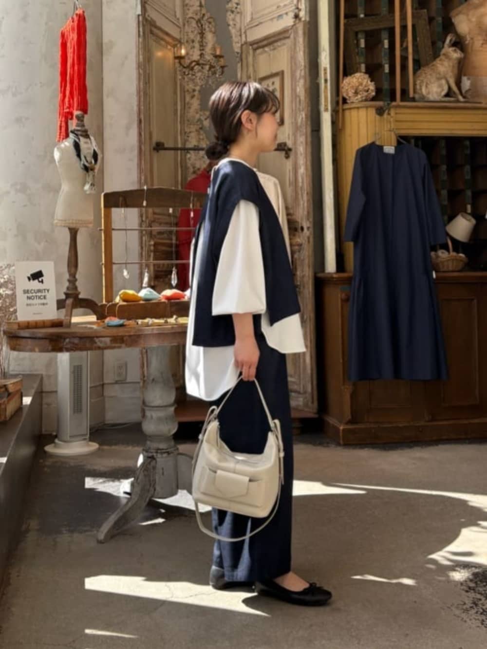 ブルー系のシャツ/ブラウス、ブルー系のその他パンツ、ホワイト系のシャツ/ブラウスを着用したレディースの春コーディネートの3枚目の写真