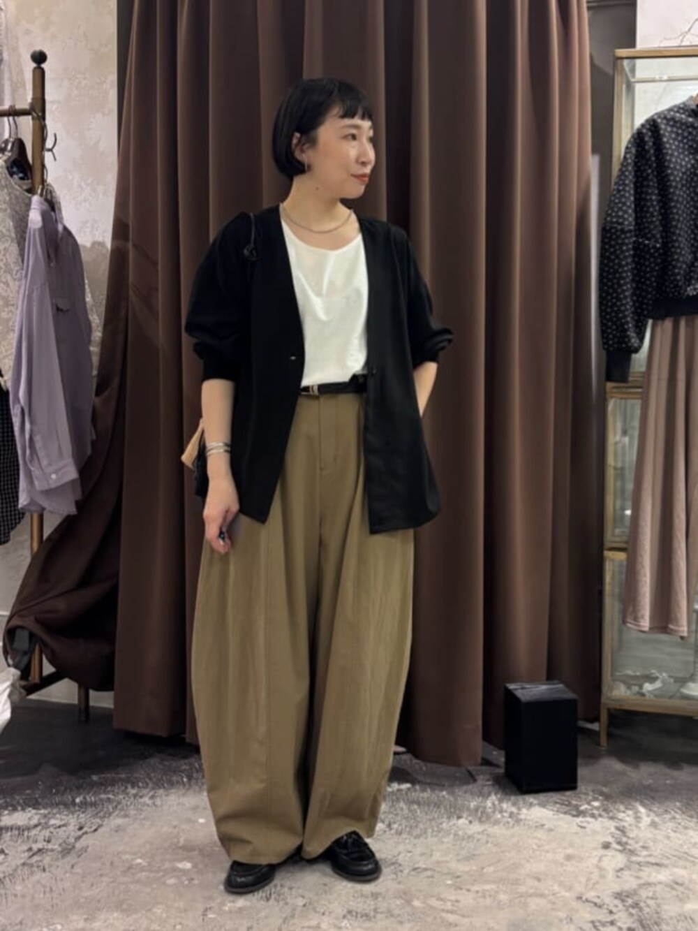 イエロー系のその他パンツ、ホワイト系のキャミソール、ブラック系のその他アウターを着用したレディースの春コーディネートの3枚目の写真