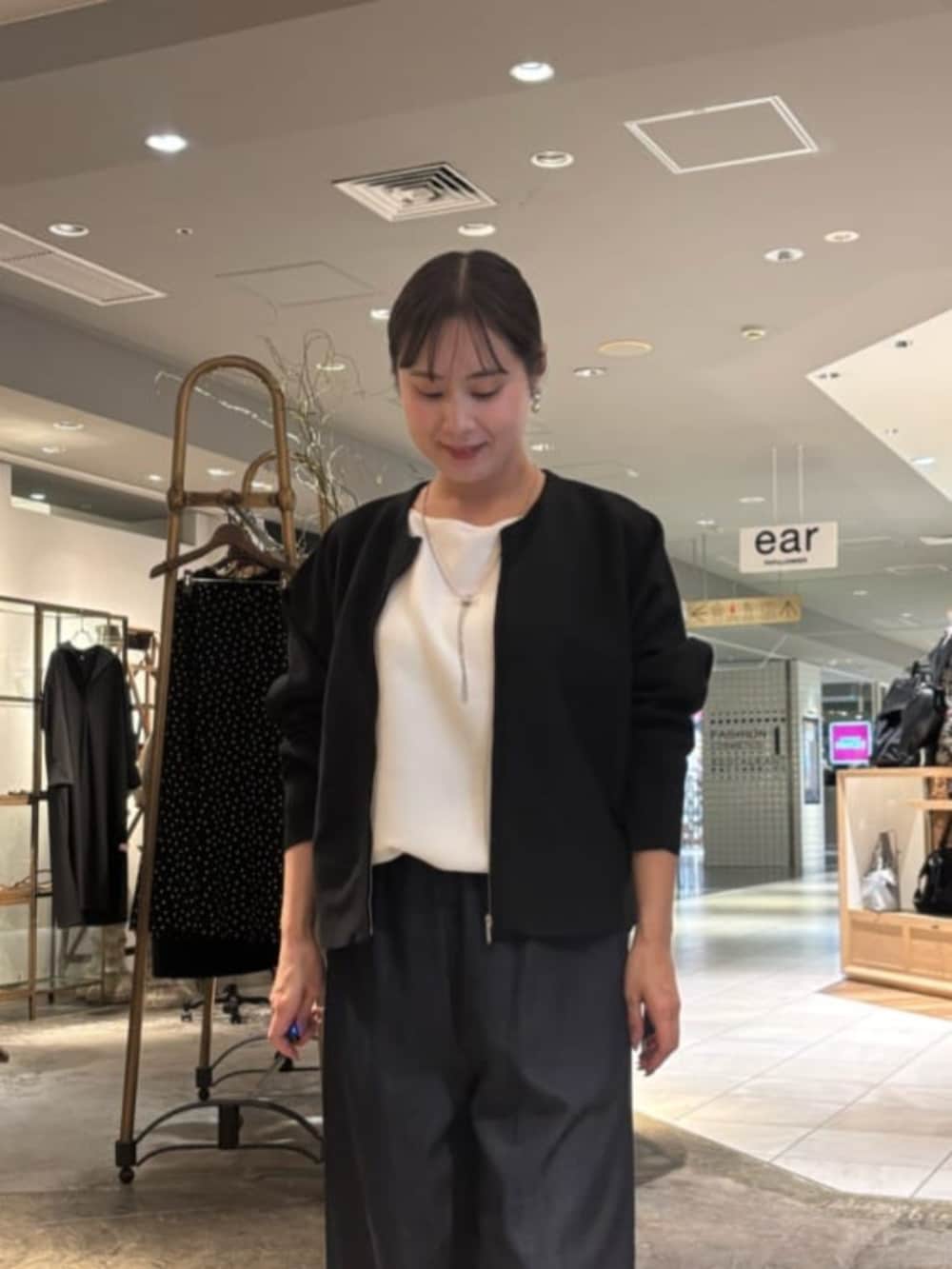 ブルー系のその他パンツ、ブラック系のカーディガン/ボレロを着用したレディースの春コーディネートの2枚目の写真