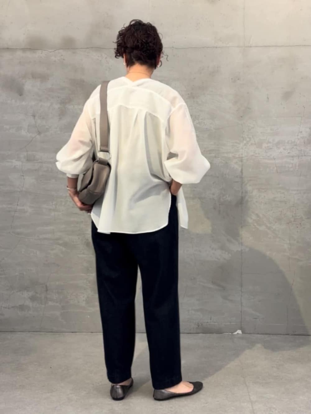 ホワイト系のシャツ/ブラウス、ブルー系のデニムパンツ、グリーン系のシャツ/ブラウスを着用したレディースの冬コーディネートの5枚目の写真