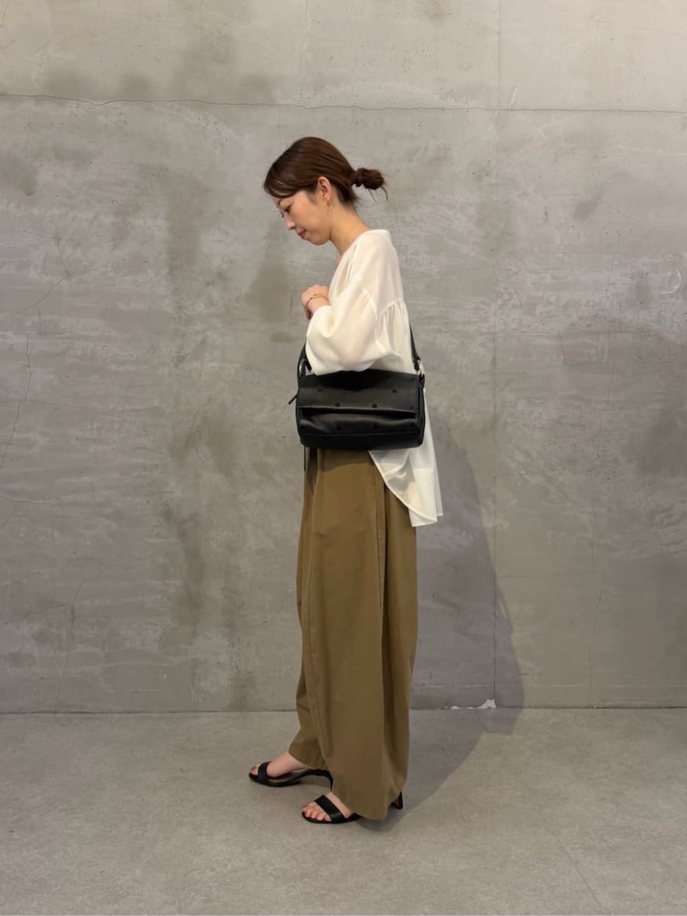 ブラック系のショルダーバッグ、ホワイト系のシャツ/ブラウス、イエロー系のその他パンツを着用したレディースの夏コーディネートの3枚目の写真