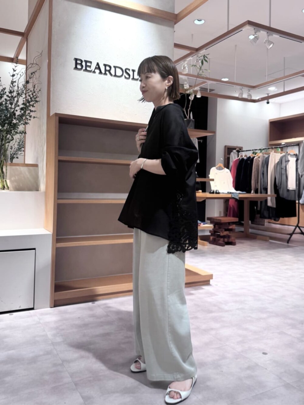 グレー系のその他パンツ、ブラック系のシャツ/ブラウスを着用したレディースの春コーディネートの3枚目の写真