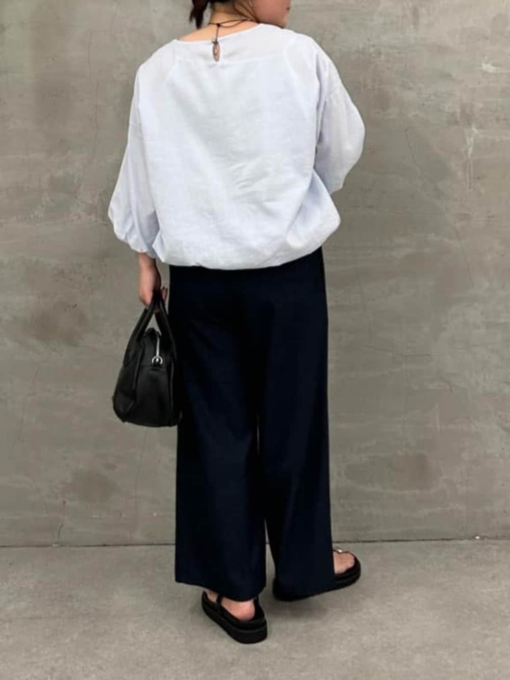 ブルー系のその他パンツ、ブルー系のシャツ/ブラウス、ブラック系のサンダルを着用したレディースの冬コーディネートの5枚目の写真