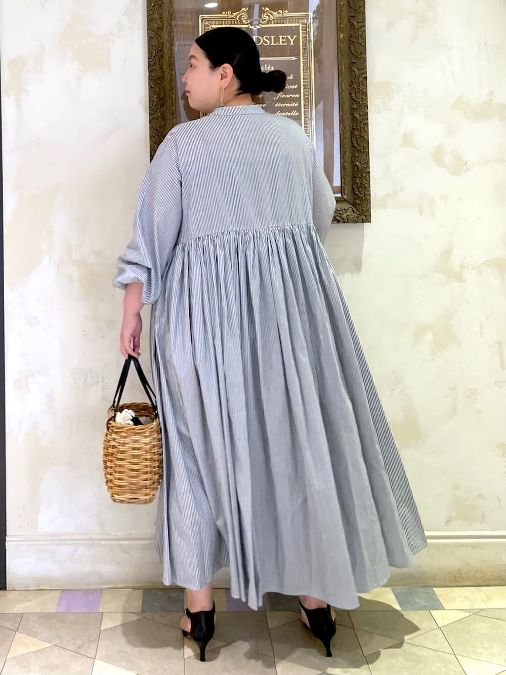 ブルー系のワンピースを着用したレディースの夏コーディネートの2枚目の写真