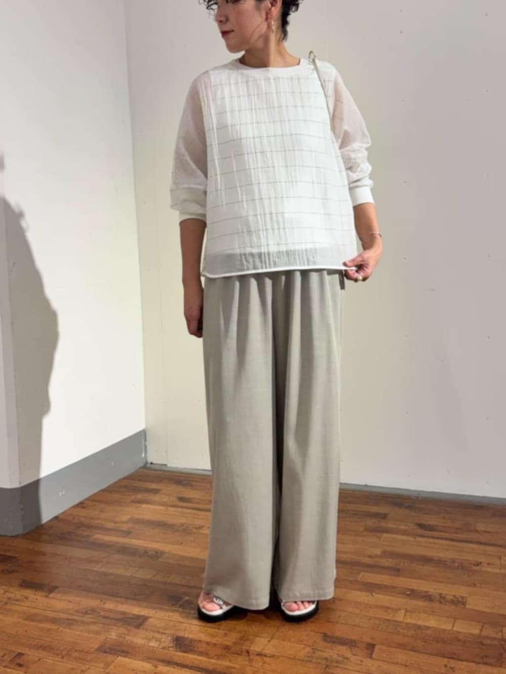 グレー系のその他パンツ、ホワイト系のシャツ/ブラウスを着用したレディースの春コーディネートの3枚目の写真