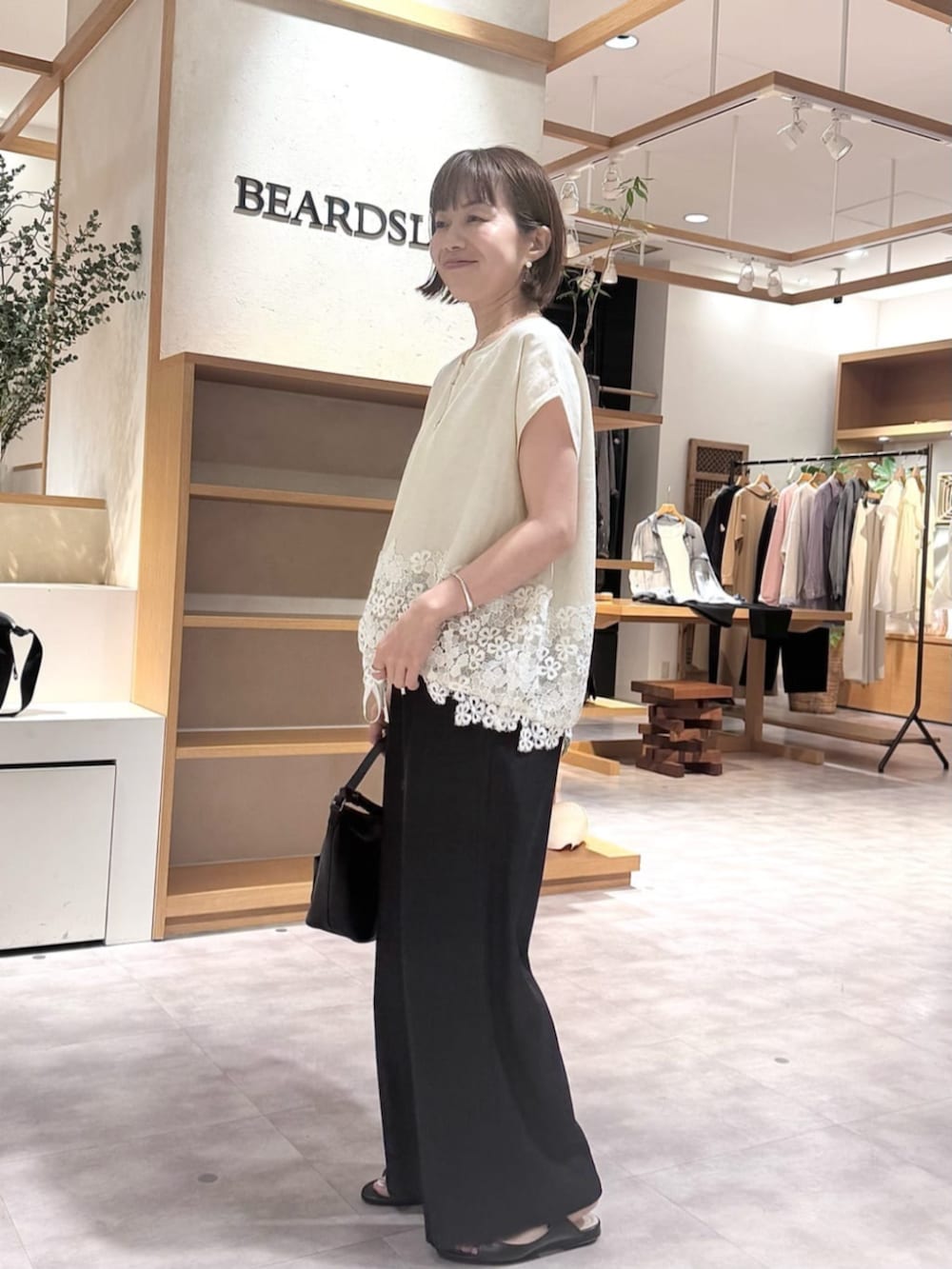 ブルー系のその他パンツ、ブラック系のトートバッグ、ホワイト系のシャツ/ブラウスを着用したレディースの春コーディネートの10枚目の写真