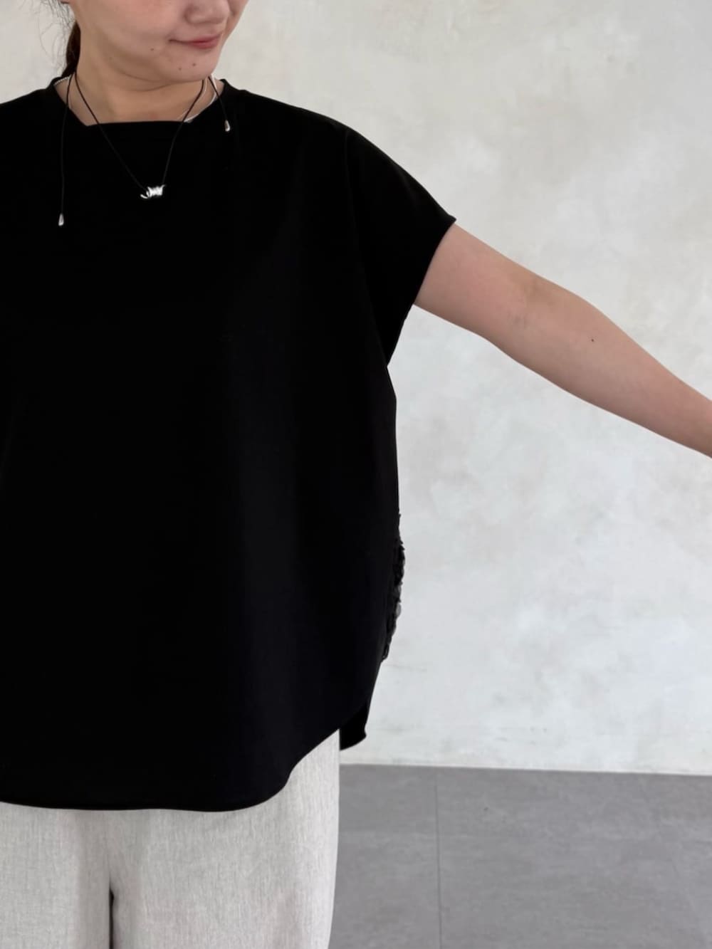 ブラック系のTシャツ/カットソーを着用したレディースの春コーディネートの6枚目の写真