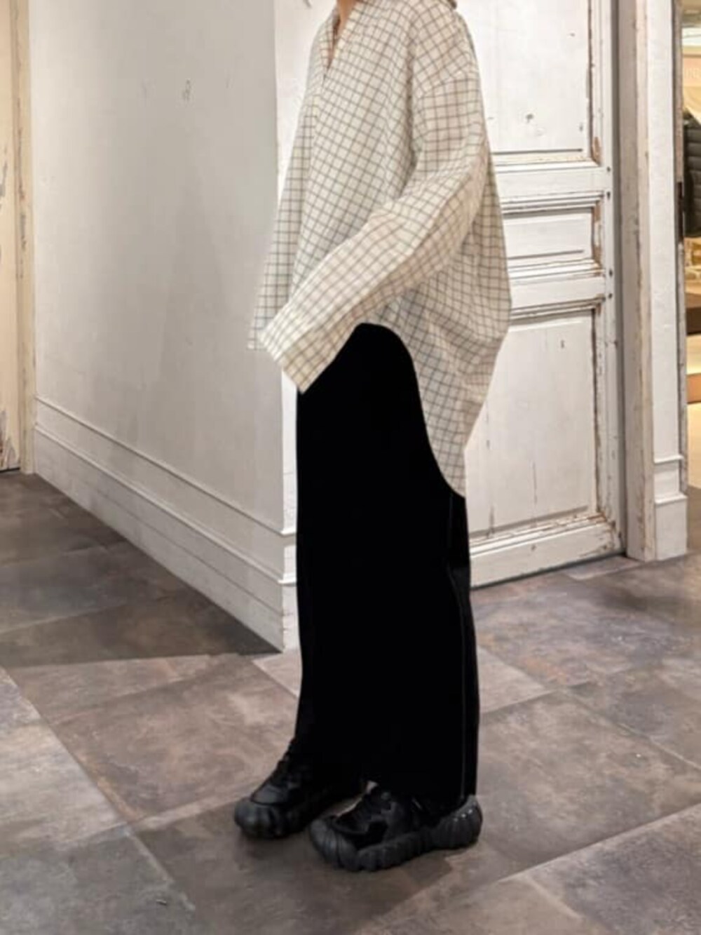 ホワイト系のシャツ/ブラウス、ブラック系のスカートを着用したレディースの冬コーディネートの8枚目の写真