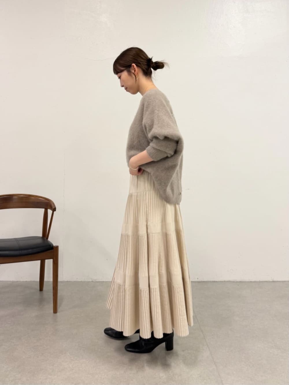 ホワイト系のスカート、ブラウン系のニット/セーターを着用したレディースの夏コーディネートの2枚目の写真