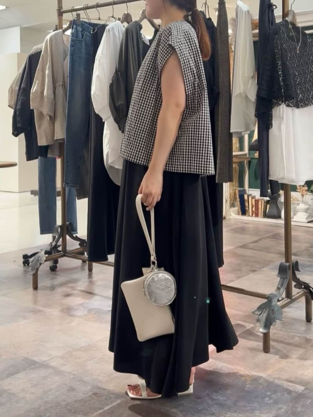 ブラック系のワンピースを着用したレディースの春コーディネートの3枚目の写真