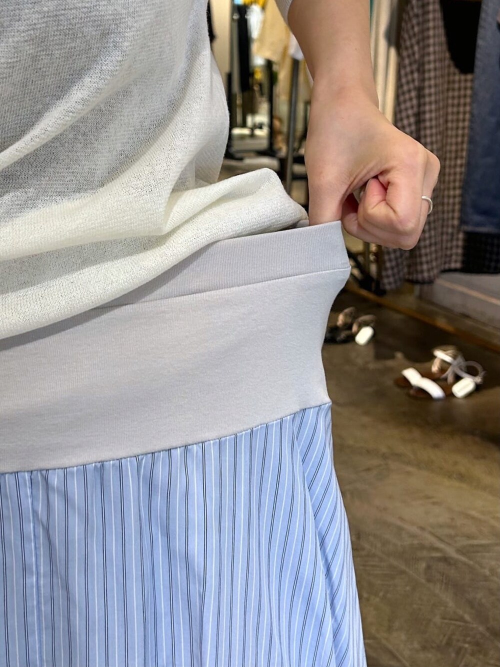 グレー系のカーディガン/ボレロ、ホワイト系のニット/セーター、ホワイト系のスカートを着用したレディースの夏コーディネートの4枚目の写真