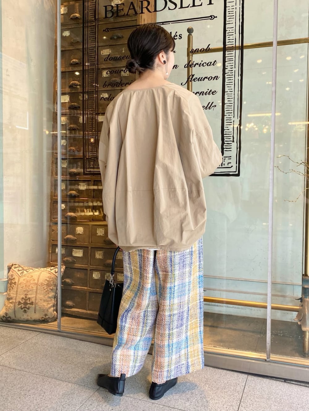 「コート、ツイード、春アウター、パンツスタイル、春コーデ、バギーパンツ」｜「BEARDSLEYの後ろプックリブルゾン（ブルゾン、ベージュ系）」を使った、BEARDSLEYさん（レディース・158cm）の春コーディネートの2枚目の写真