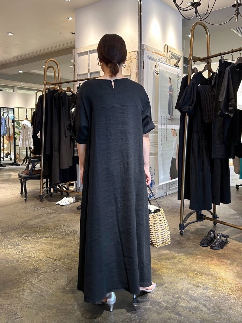 ブラック系のワンピースを着用したレディースの夏コーディネートの3枚目の写真