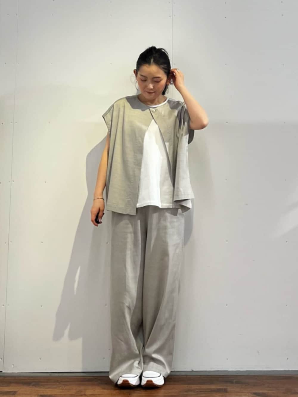 ホワイト系のスニーカー、グレー系のシャツ/ブラウス、ブラック系のボストンバッグを着用したレディースの春コーディネートの7枚目の写真