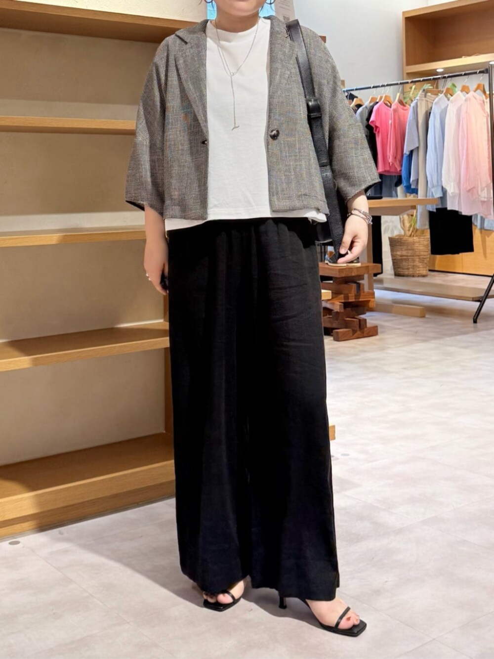 ブラック系のその他パンツ、シルバー系のリングを着用したレディースの夏コーディネートの6枚目の写真