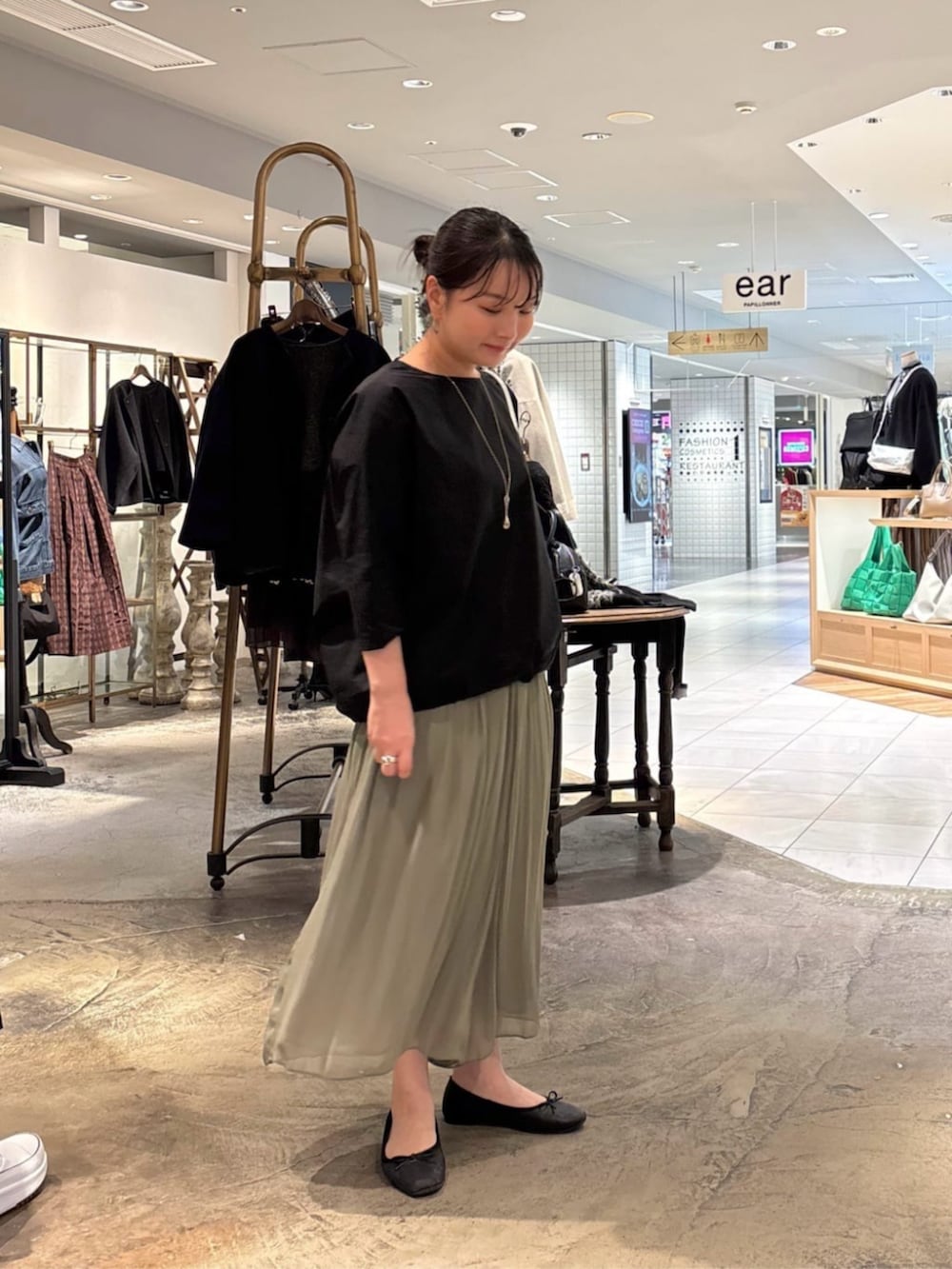 グリーン系のその他パンツ、シルバー系のトートバッグ、ブラック系のシャツ/ブラウスを着用したレディースの冬コーディネートの2枚目の写真