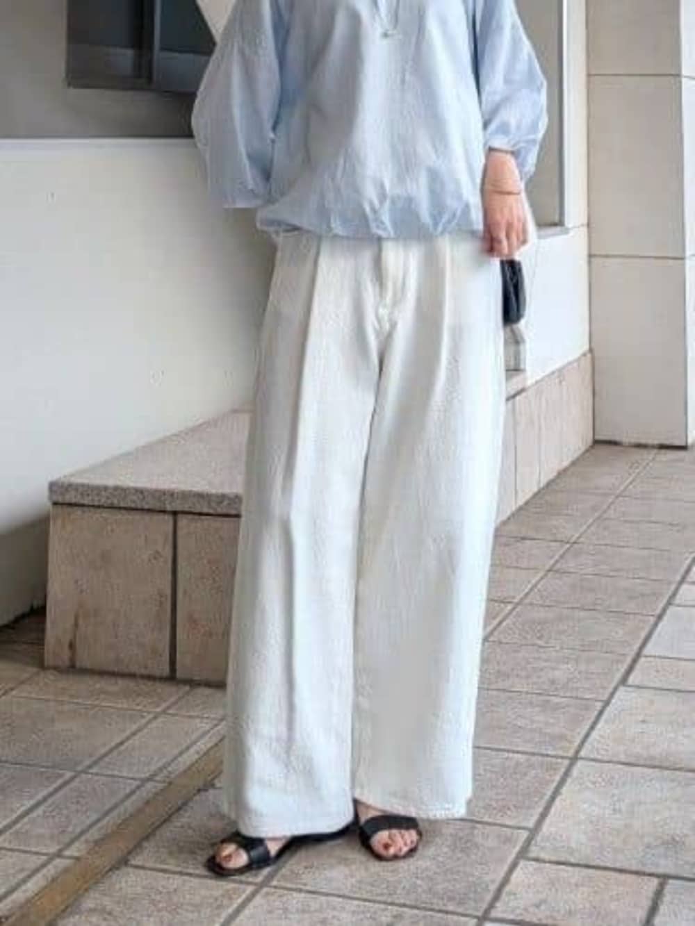 ホワイト系のその他パンツ、ブルー系のシャツ/ブラウス、シルバー系のリングを着用したレディースの冬コーディネートの5枚目の写真