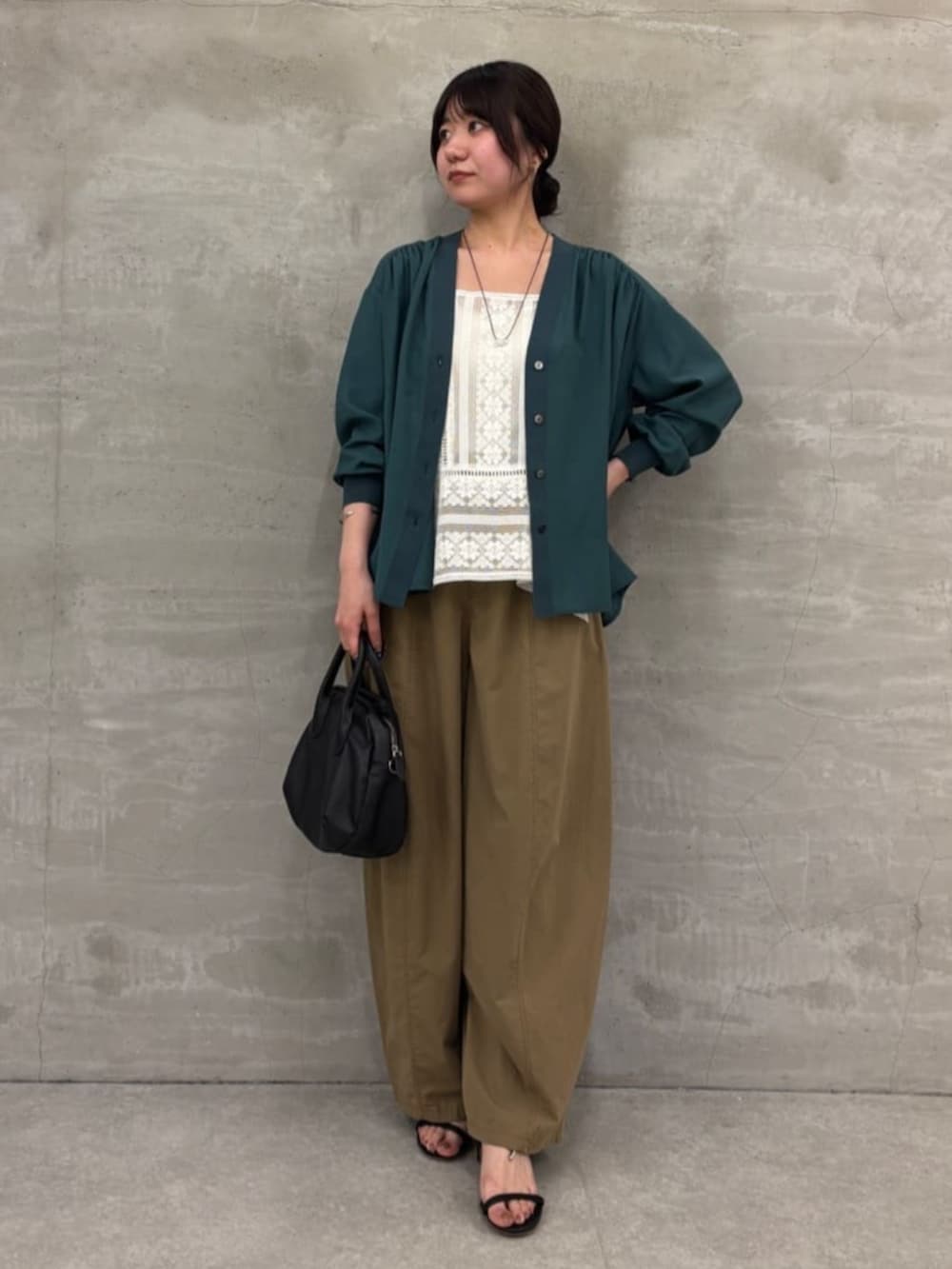 ホワイト系のシャツ/ブラウス、イエロー系のその他パンツ、グリーン系のシャツ/ブラウスを着用したレディースの春コーディネートの3枚目の写真