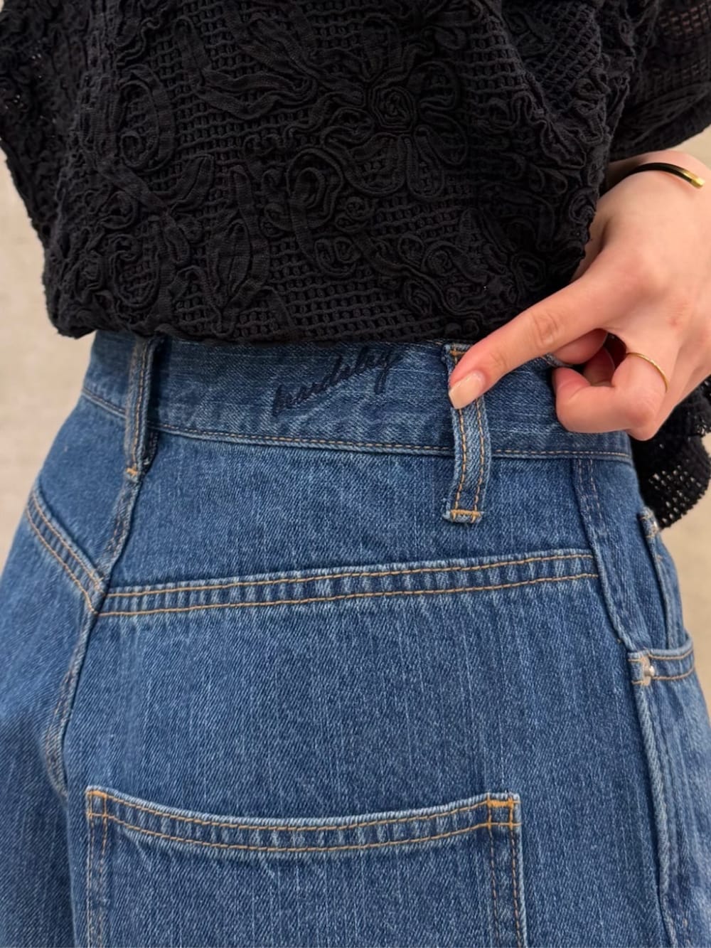 ブルー系のその他パンツ、ホワイト系のシャツ/ブラウスを着用したレディースの春コーディネートの9枚目の写真