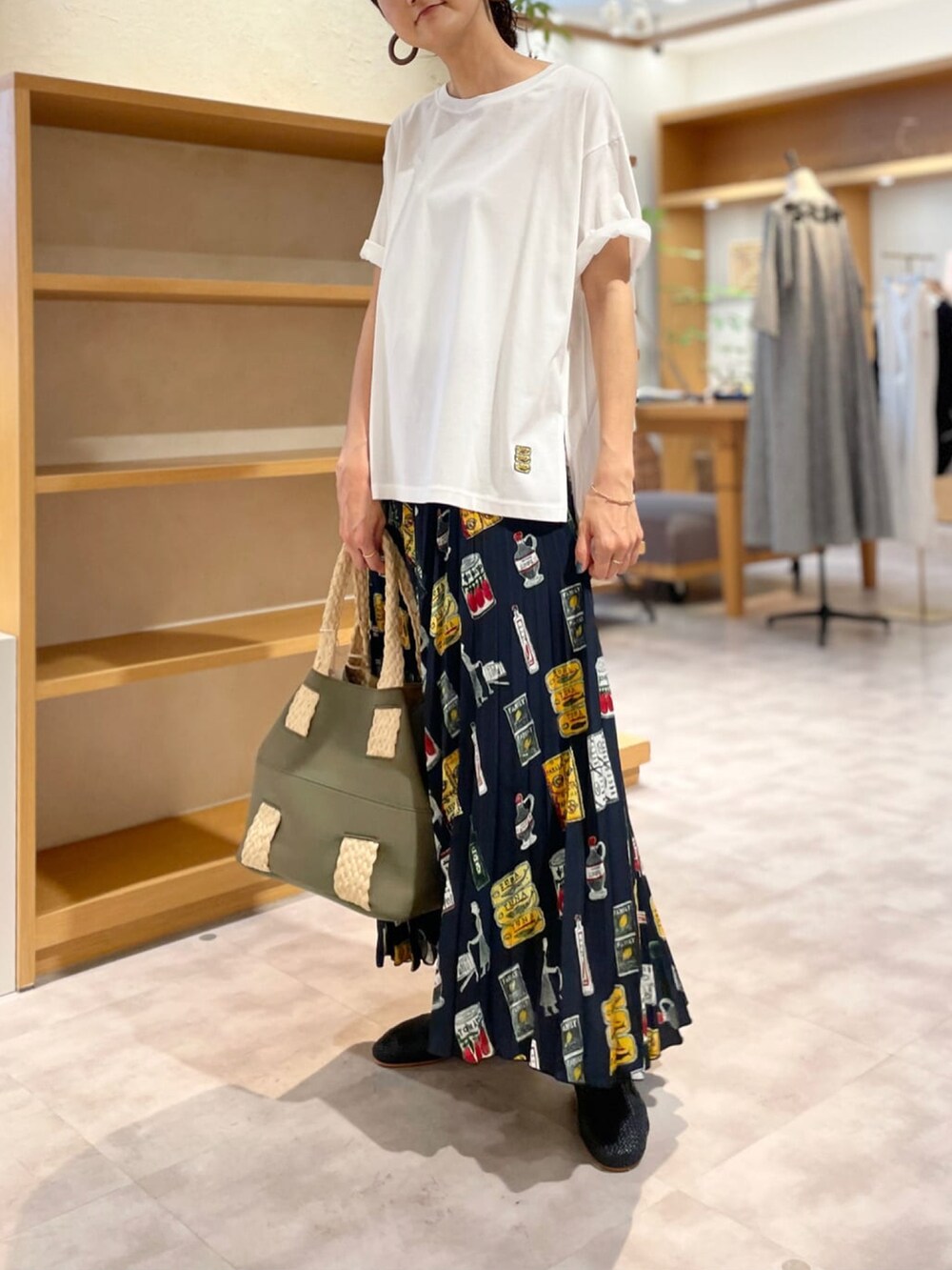 ホワイト系のTシャツ/カットソー、ブルー系のTシャツ/カットソー、ブルー系のスカートを着用したレディースの夏コーディネートの3枚目の写真