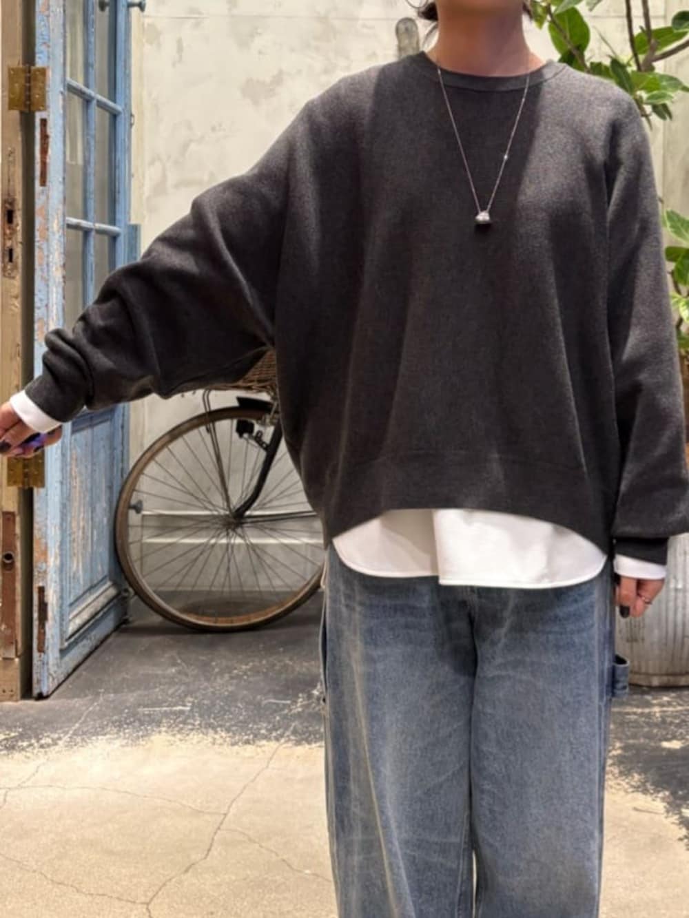 ホワイト系のシャツ/ブラウス、ブルー系のデニムパンツ、シルバー系のトートバッグを着用したレディースの夏コーディネートの10枚目の写真