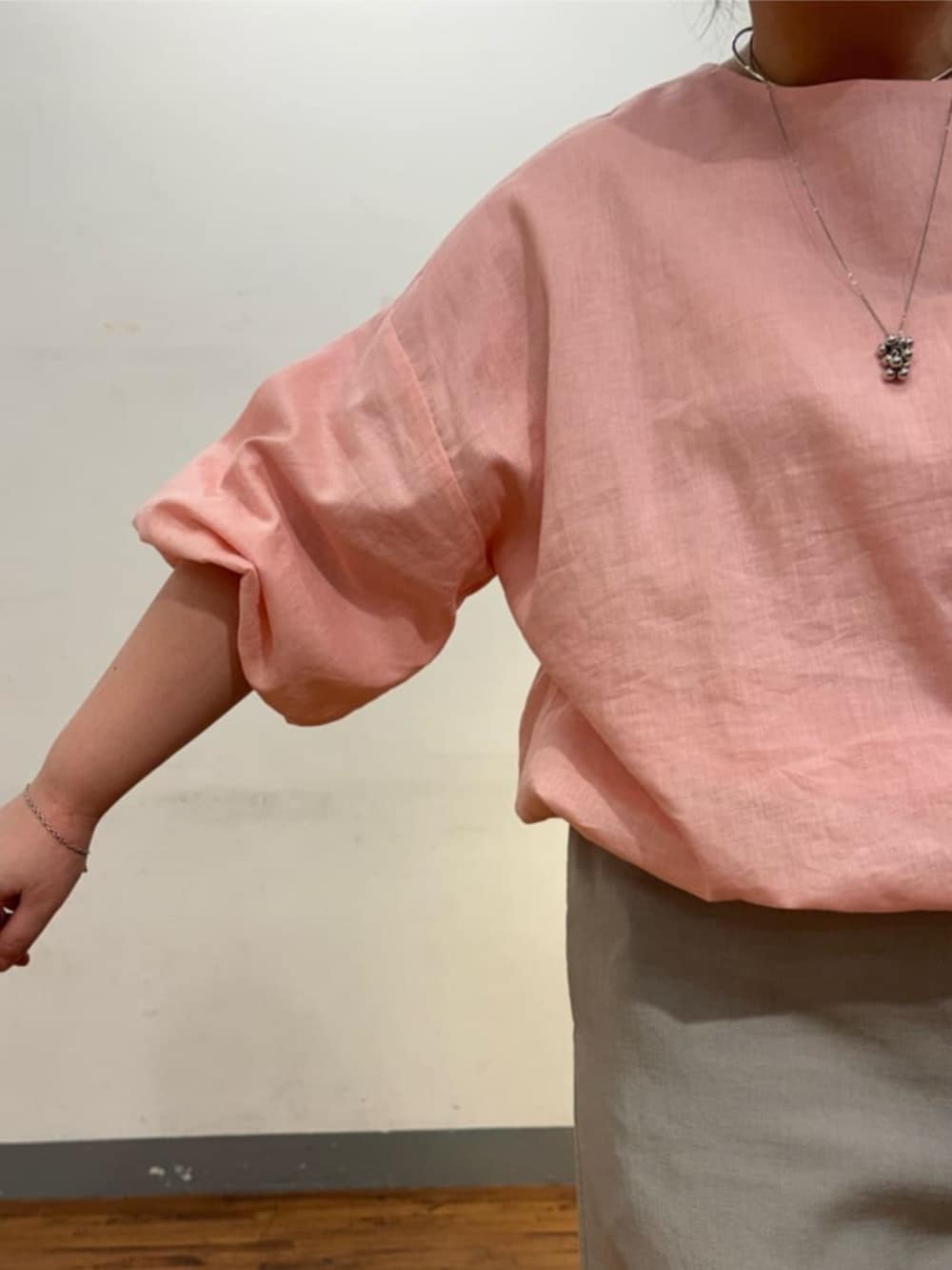 グレー系のその他パンツ、ピンク系のシャツ/ブラウスを着用したレディースの冬コーディネートの7枚目の写真