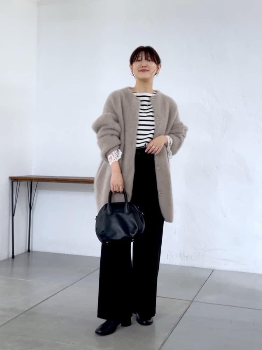ブラウン系のその他アウター、ブラック系のトートバッグ、ホワイト系のTシャツ/カットソーを着用したレディースの夏コーディネートの2枚目の写真