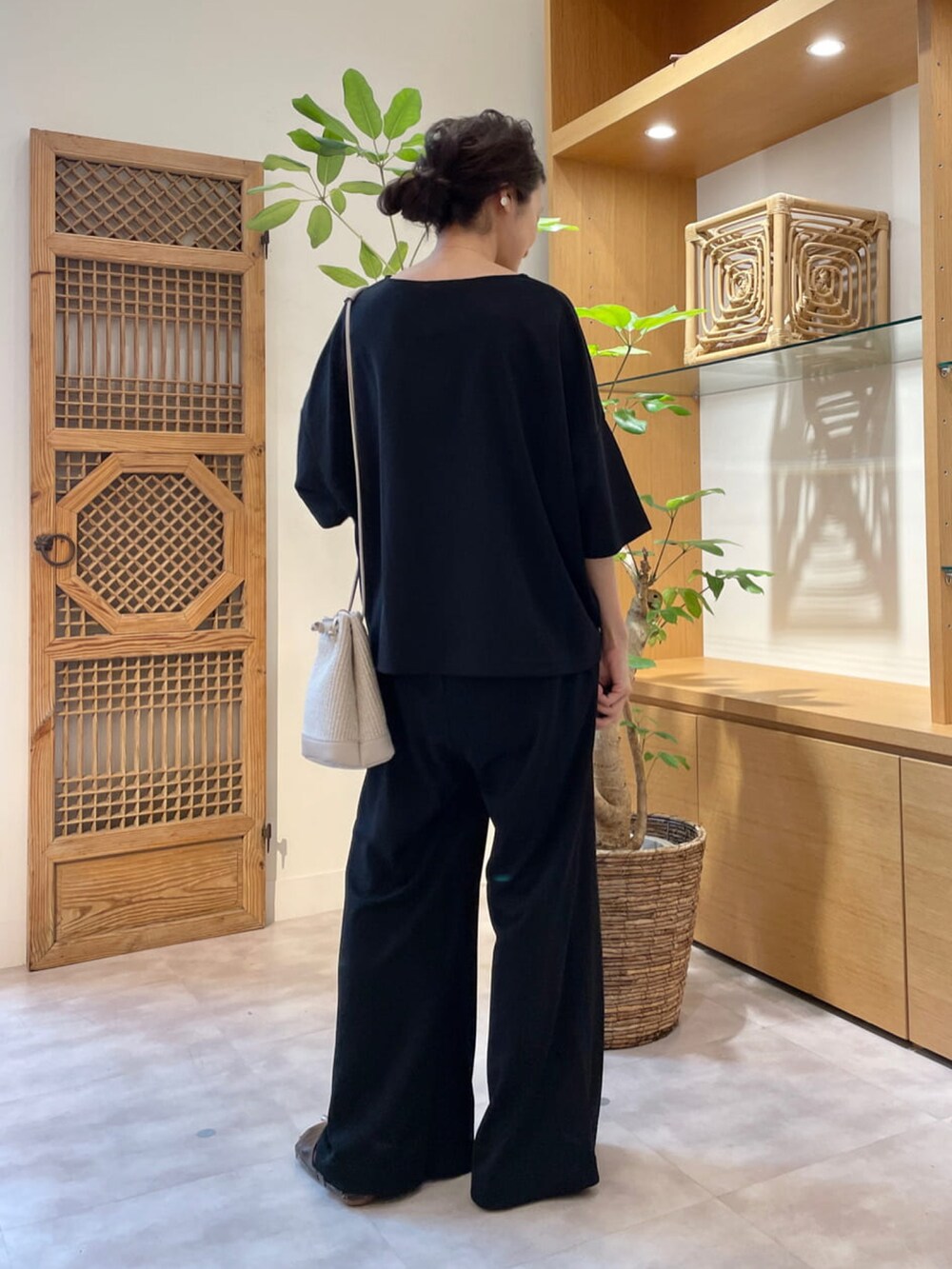 ブラック系のシャツ/ブラウス、ブラック系のその他パンツ、シルバー系のネックレスを着用したレディースの夏コーディネートの2枚目の写真