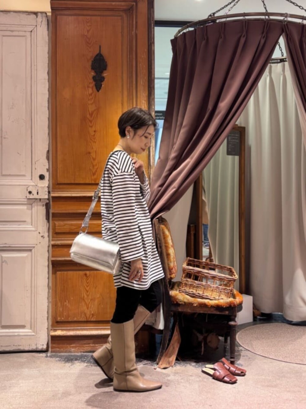 ブラック系のその他パンツ、ブルー系のTシャツ/カットソー、シルバー系のショルダーバッグを着用したレディースの冬コーディネートの2枚目の写真