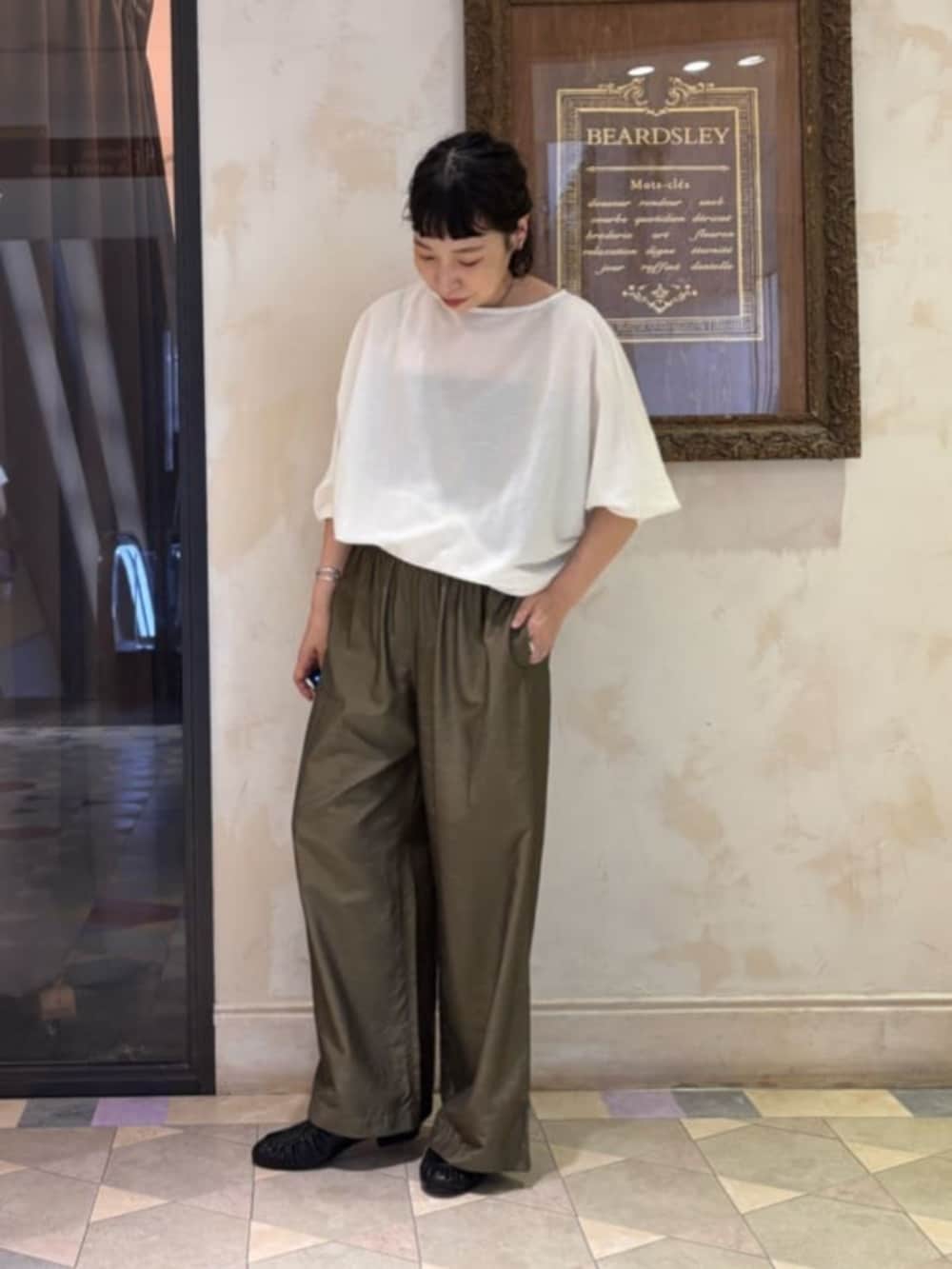 グリーン系のその他パンツ、ブラック系のその他シューズ、ホワイト系のTシャツ/カットソーを着用したレディースの夏コーディネートの5枚目の写真
