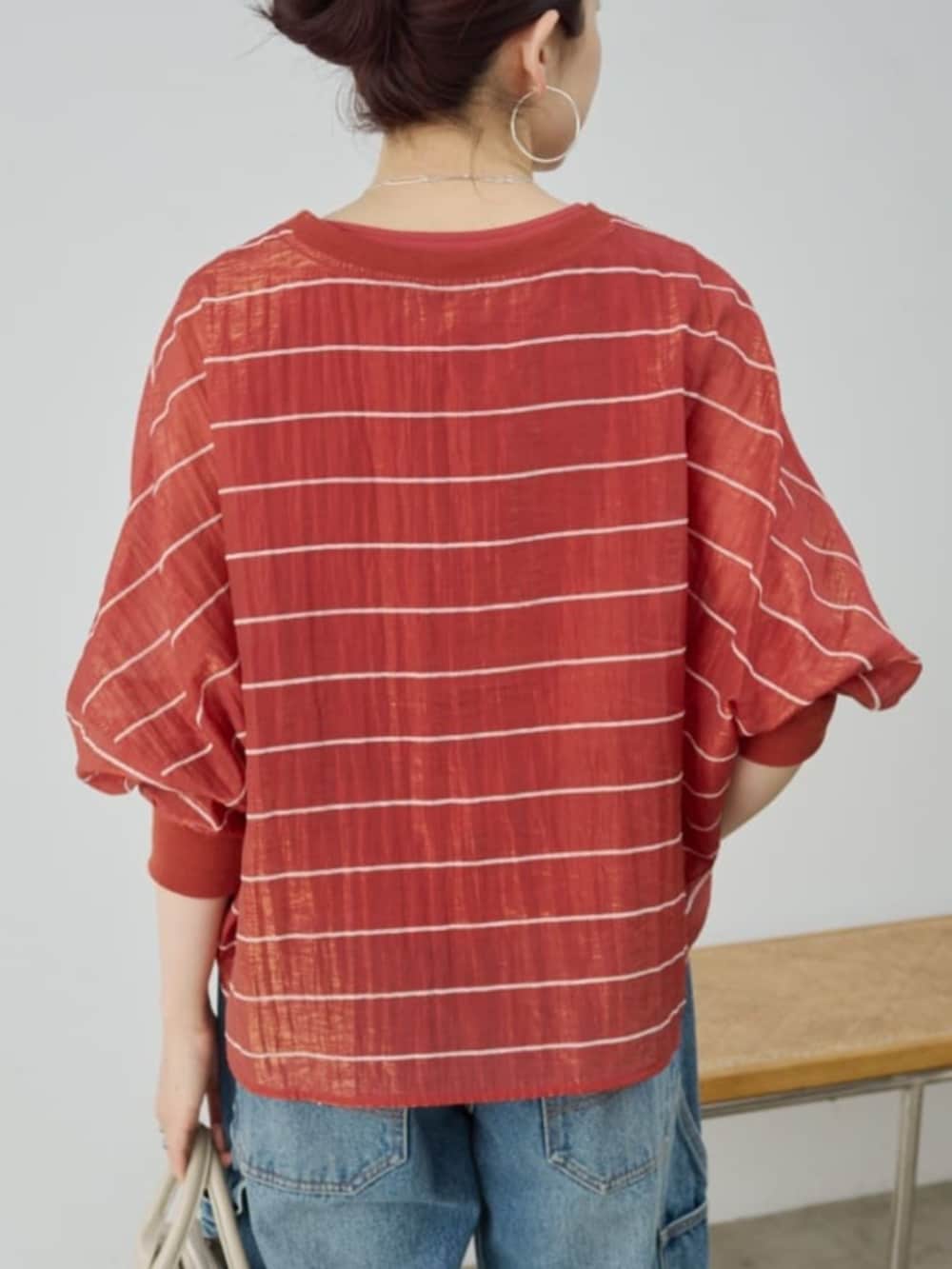 ブルー系のその他パンツ、レッド系のシャツ/ブラウスを着用したレディースの春コーディネートの6枚目の写真