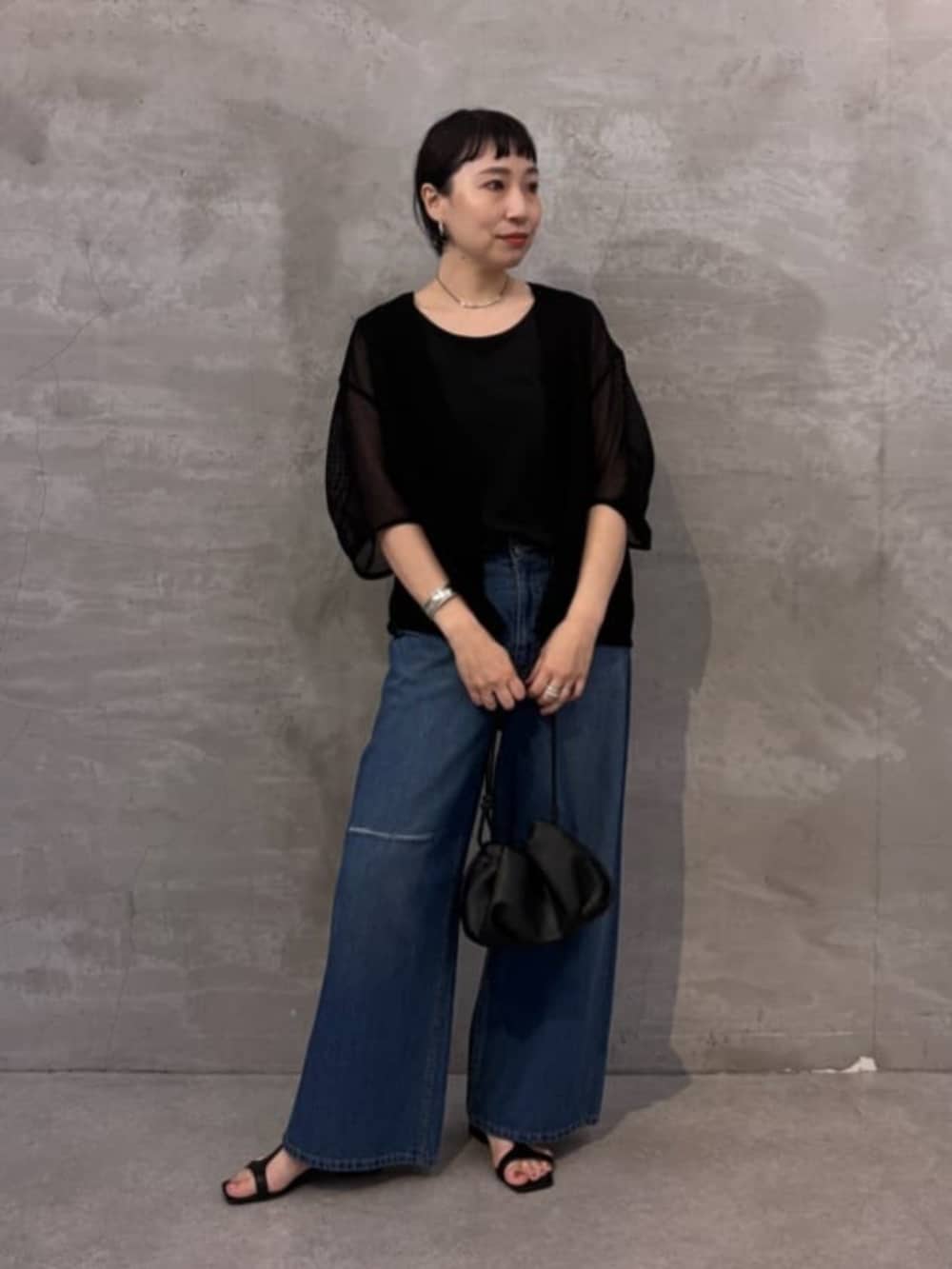 ブルー系のその他パンツ、ブラック系のシャツ/ブラウスを着用したレディースの春コーディネートの3枚目の写真