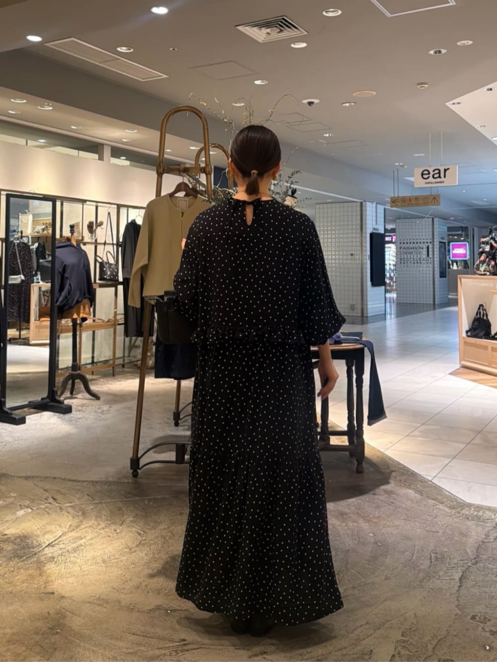 ブラック系のハンドバッグ、ブラック系のワンピースを着用したレディースの春コーディネートの3枚目の写真