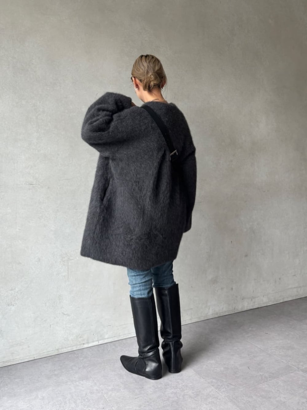 ブルー系のデニムパンツ、ブラック系のショルダーバッグ、グレー系のその他アウターを着用したレディースの夏コーディネートの4枚目の写真