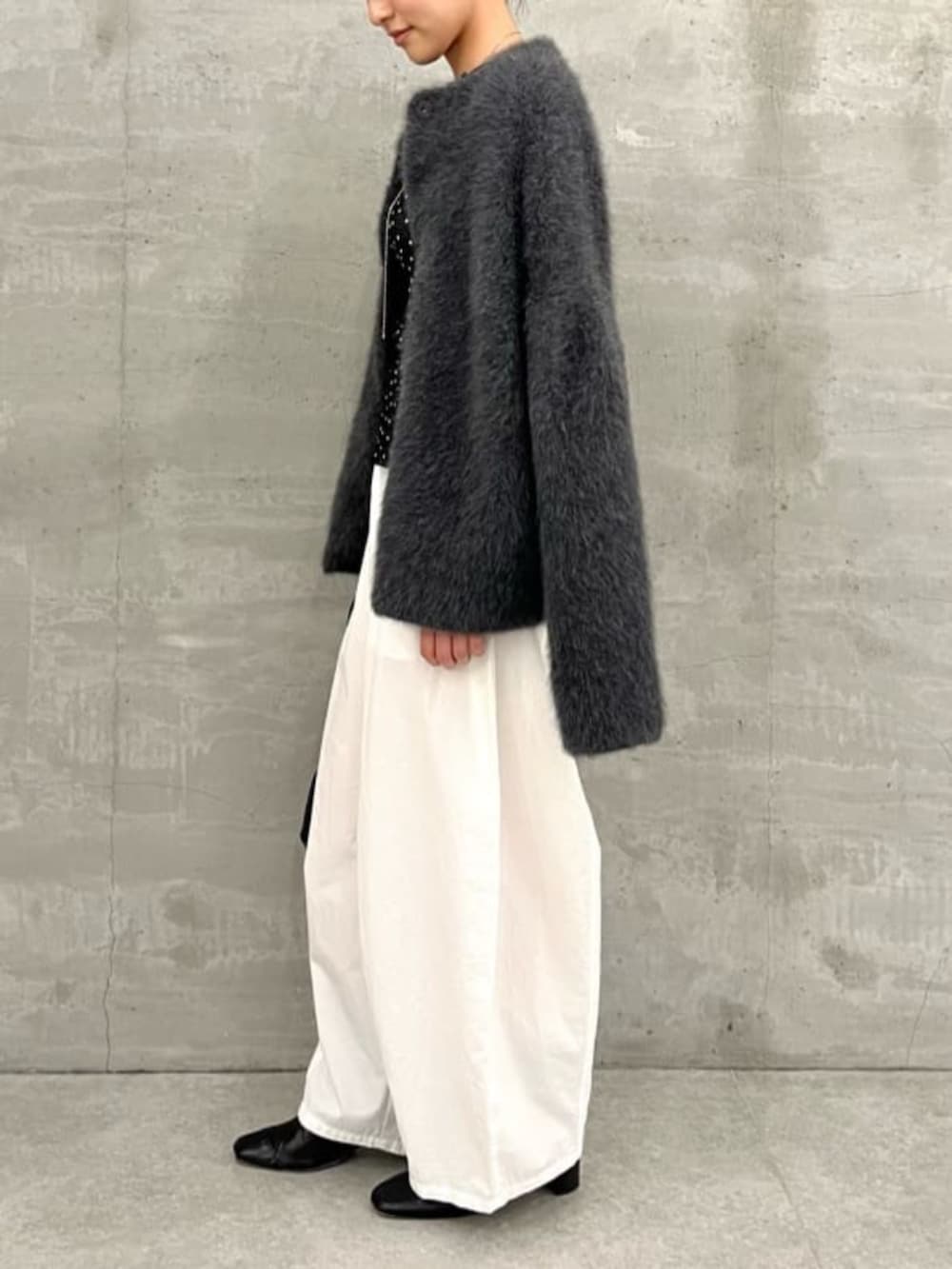 ホワイト系のその他パンツ、グレー系のその他アウター、ブラック系のTシャツ/カットソーを着用したレディースの夏コーディネートの4枚目の写真