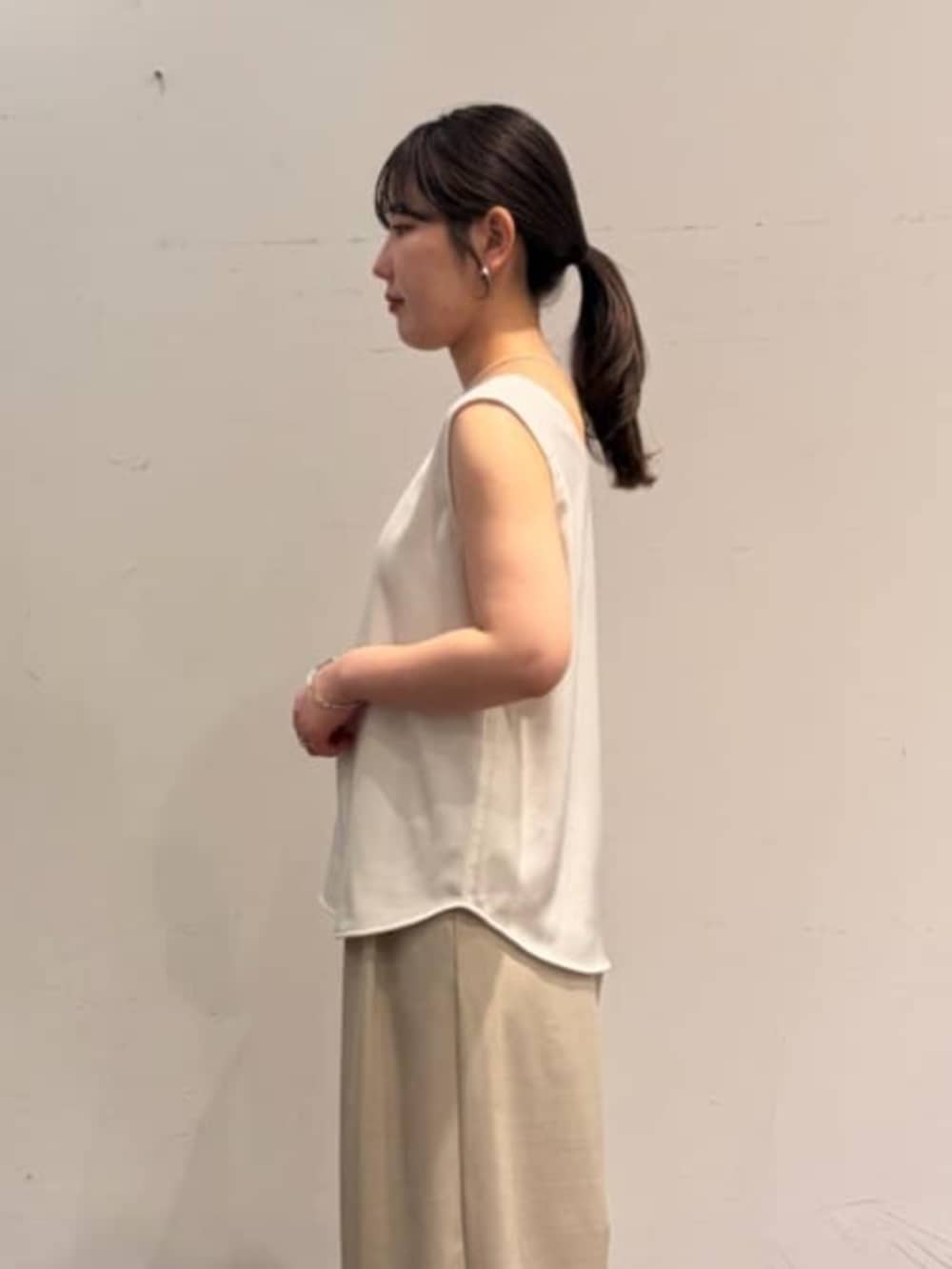 ベージュ系のテーラードジャケット、ベージュ系のその他パンツ、ホワイト系のシャツ/ブラウスを着用したレディースの春コーディネートの6枚目の写真