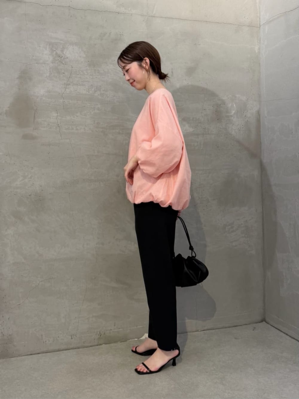 ピンク系のシャツ/ブラウスを着用したレディースの冬コーディネートの2枚目の写真