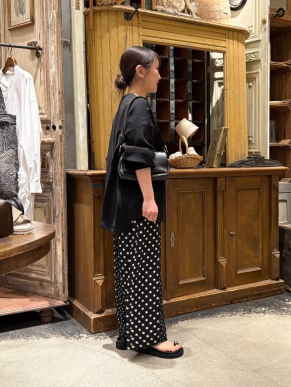 ブラック系のその他パンツ、ブラック系のその他アウター、ブラック系のサンダルを着用したレディースの春コーディネートの4枚目の写真