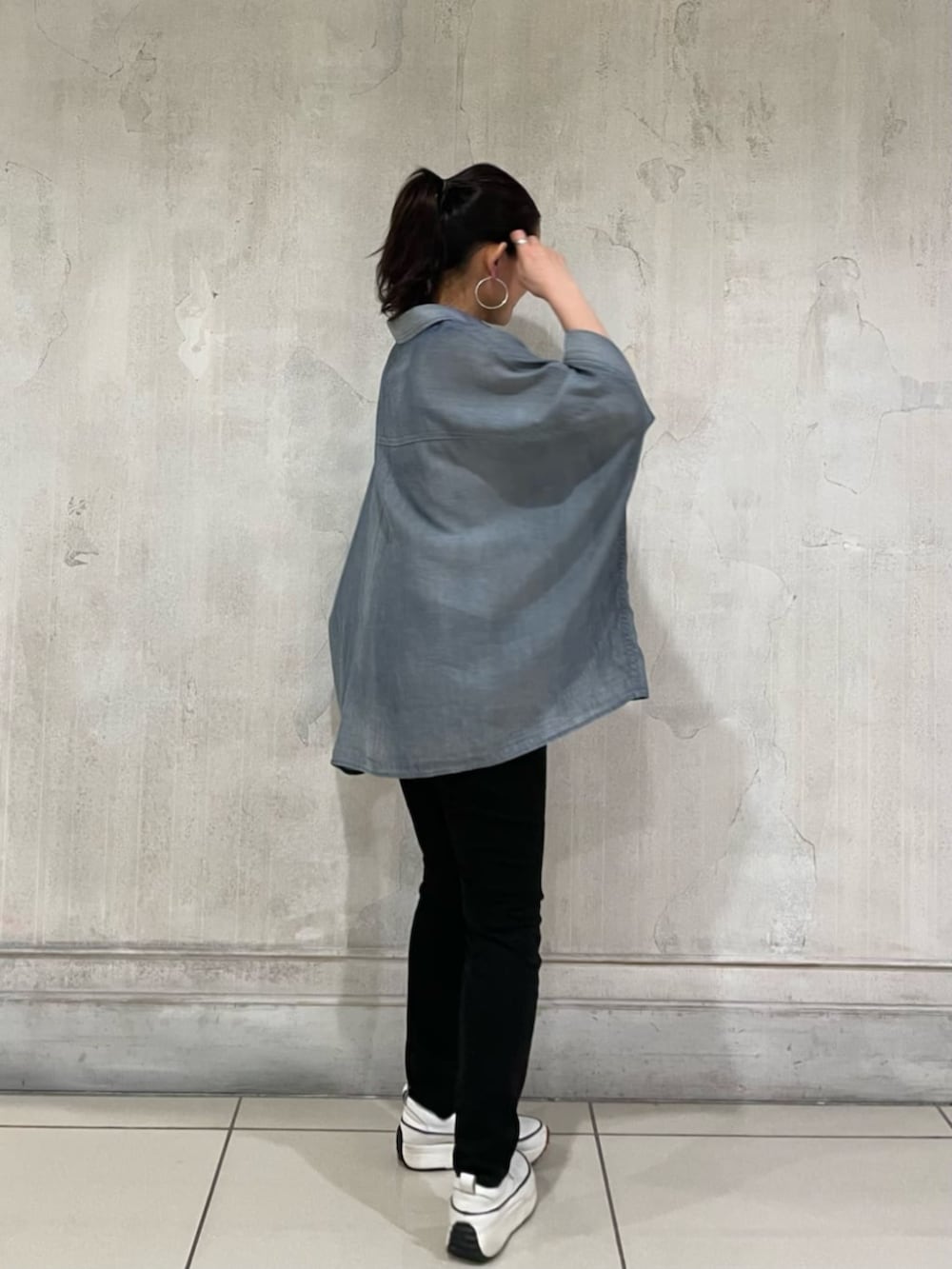 ブラック系のその他パンツ、ブルー系のシャツ/ブラウスを着用したレディースの春コーディネートの9枚目の写真