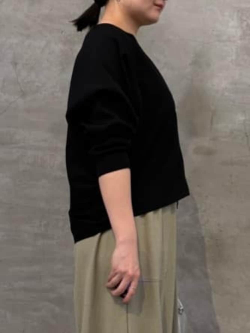 ブラック系のカーディガン/ボレロ、シルバー系のボストンバッグ、グリーン系のその他パンツを着用したレディースの冬コーディネートの5枚目の写真