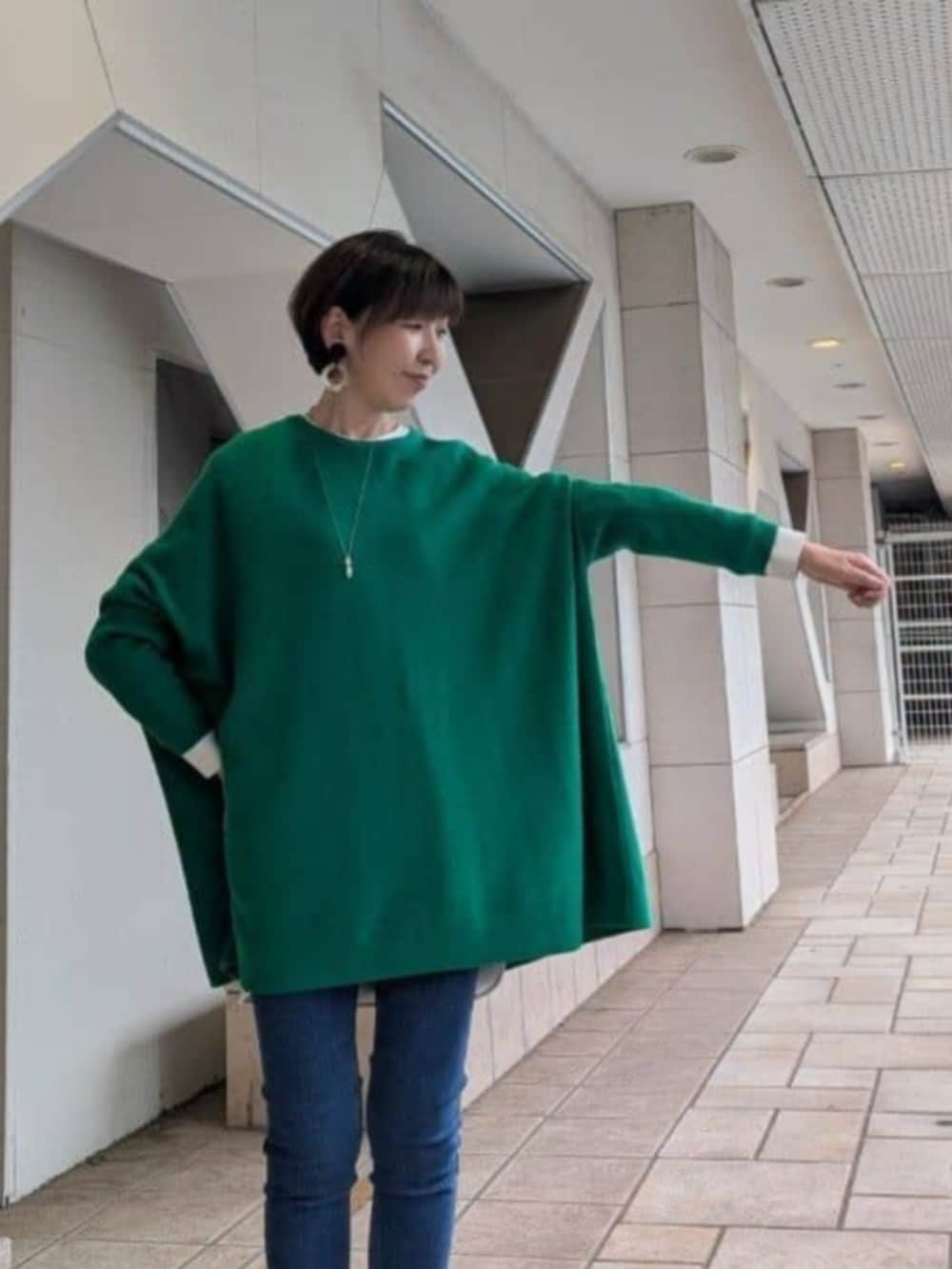 ブルー系のデニムパンツ、ブラウン系のその他シューズ、ブラウン系のトートバッグを着用したレディースの秋コーディネートの5枚目の写真