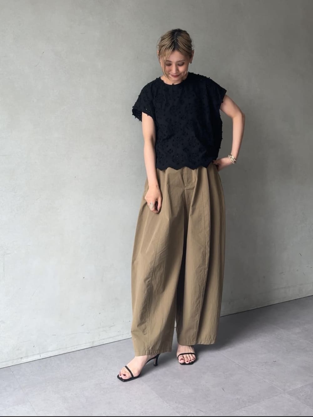 イエロー系のその他パンツ、ブラック系のシャツ/ブラウスを着用したレディースの夏コーディネートの4枚目の写真